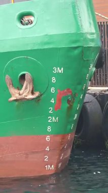 Bir kargo gemisi iskeleye yanaştı. Gövdesinde su derinliği izleri var..