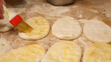 Fırıncılar nefis bir yumurta banyosu ile tatlandırıcı hazırlarlar..