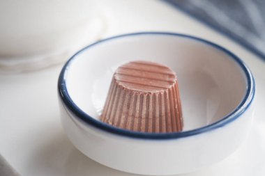 Çikolata, beyaz bir tabağın üzerine oturup, dokusunu renklendirir..