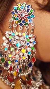 Canlı, el yapımı küpeler göz kamaştırıcı renkler sergiliyor..