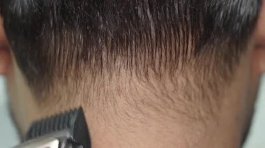 Uzman berberlik tekniğinde keskin bir saç kesimi ve berbere yer var..