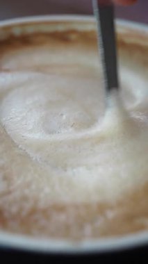 Kahveyle güzel bir latte sanatı yaratma sürecinin tadını çıkarın..