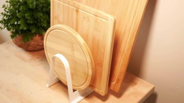 Bambu kesme tahtaları mutfak tezgahında düzgünce sergilenir..