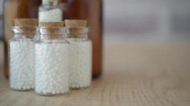 Bu klip cam kaplarda saklanan çeşitli homeopatik ilaçların altını çiziyor.