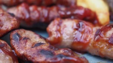 Arka bahçede sosla kaplanmış lezzetli ızgara etin tadını çıkarıyorum..