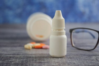 Masada gözlük ve ilaç ile göz damlası .