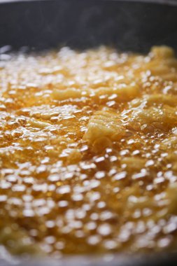 Sıcak yağda patates.