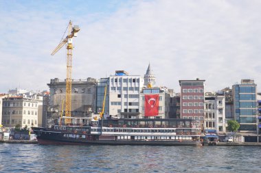 İstanbul 'da modern binaların yanında geleneksel bir tekne kenetlendi.