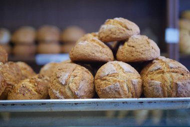 Kahverengi ekmekler bir fırın ortamında güzelce istiflenir..