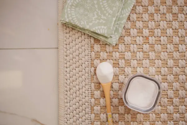 Halıyı kabartma tozuyla temizlemek .