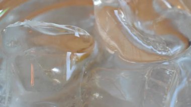 Temiz buz küplerini bir kase suyla yakın plan çek..