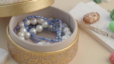 Altın bir kutu güzel bir inci ve taş seçimi sunar..