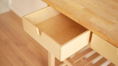 Mutfakta hafif ahşap tonları olan boş bir ahşap çekmeceye yakından bak..