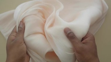 Yaratıcı projeler için kumaşı katlama ve düzenleme gösterimi.