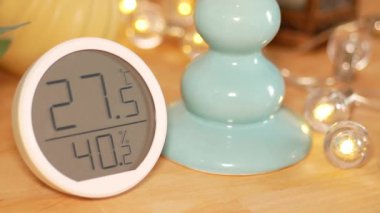 Dijital ekran, mevcut sıcaklık ve nem seviyelerini kapalı alanda gösterir.