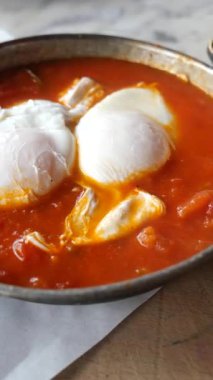 Lezzetli domates soslu haşlanmış yumurtanın tadını çıkarın..