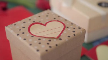 Basit malzeme ve tasarımlar kullanarak hediyeleri paketlemek için eşsiz yollar keşfedin.