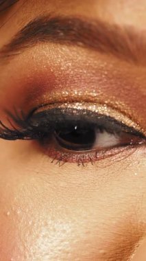 Işıldayan altın ve bronz tonlarıyla yaratıcı bir göz makyajı yap..