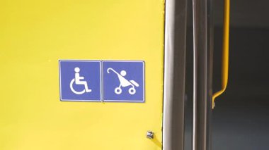 Bebek arabaları ve tekerlekli sandalyeler için erişilebilirlik özelliklerini gösteren işaretler.