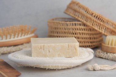 Doğal aksesuarlar arasında el yapımı bir sabun dekoratif bir tabakta duruyor..