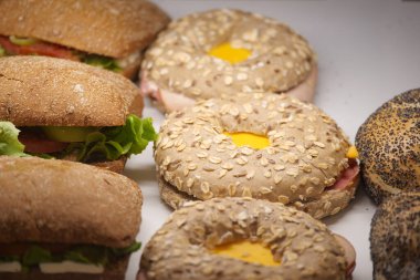 Bir şarküteride satılık sandviç ve simit çeşitleri..