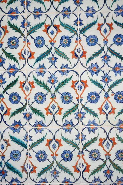 Beyaz arkaplanda mavi ve turuncu çiçek deseni.