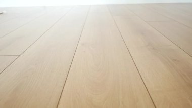 Yeni ahşap zemin doğal ışık alan geniş bir alana yerleştirildi..