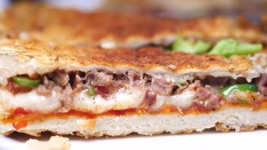 Yetenekli bir şefin taze malzemeli lezzetli bir sandviç hazırlamasını izleyin..