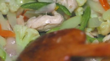 Tavada tavukla taze sebze pişirmek..