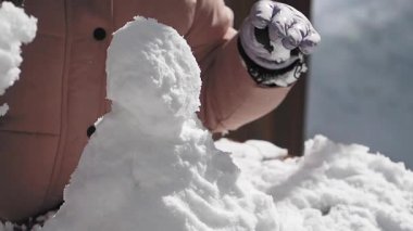 Karlı arazide eğlenirken kardan adam yaratmanın tadını çıkar..