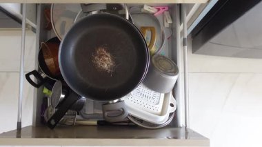 Dağınık mutfak çekmecesi, çanak çömlek ve çatal bıçak dolu..