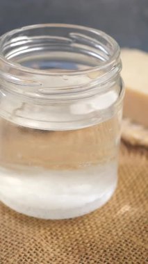 Hindistan cevizi yağı masadaki konteynırda .