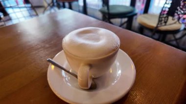 Büyüleyici bir kafe ortamında zengin bir fincan kahve içiyorum..