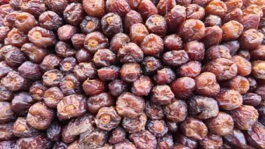 Kurumuş tarihlerin zengin renklerini ve dokularını yerel bir pazardan keşfedin.