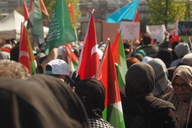 Türkiye İstanbul 20 Nisan 2025, Türk ve Filistin bayraklarıyla protesto yürüyüşü.