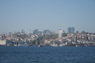 Türkiye İstanbul 7 Mart 2025, canlı bir şehir gökyüzü altında sakin suları yansıtıyor..