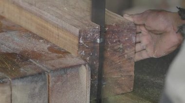 Bir usta çeşitli projeler için ahşap parçaları ustalıkla şekillendirir..