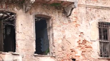 Çürüyen bir yapı, tarihini ve unutulmuş güzelliğini gözler önüne serer..