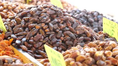 Ekranda farklı gölgelerde çeşitli tarihlerin yer aldığı canlı pazar.