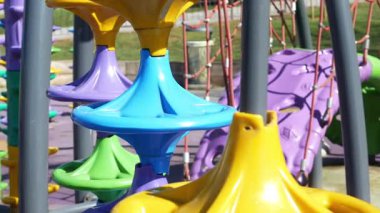 Parlak renkli tırmanış yapıları çocuklar için eğlenceli bir oyun alanı oluşturur.