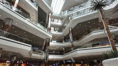 Hindi İstanbul 10 Mayıs 2025, Gündüz saatlerinde modern cevahir alışveriş merkezinin içi meşgul..
