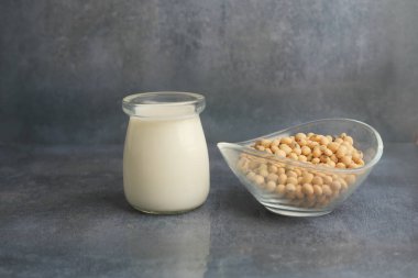 Çiğ soya fasulyesinin yanında kavanozda taze soya sütü servis ediliyor..