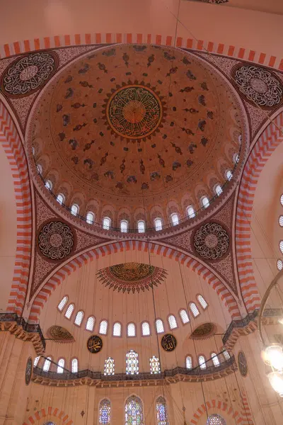 Karmaşık tasarımlar ve canlı renkler caminin tavanını süslüyor.