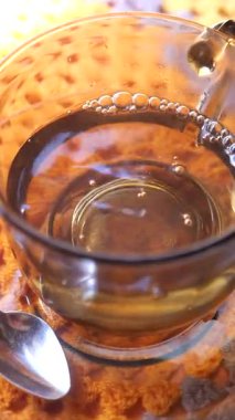 Sıcak renklerde, rahat bir ortamda rahatlatıcı bir bitkinin tadını çıkarıyorum..