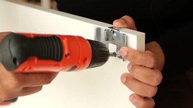 Mobilyaların nasıl monte edileceğini adım adım öğrenin..