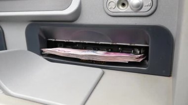 Müşteri gündüz saatlerinde ATM 'den para çekiyor..