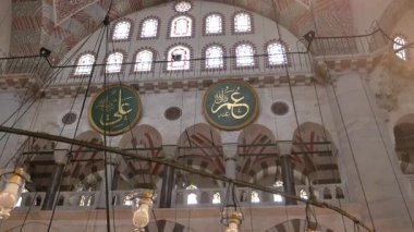 İstanbul 'daki tarihi bir caminin çarpıcı ayrıntılarını keşfetti.