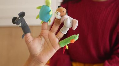 Parlak renkli parmak kuklaları çocukları yaratıcı oyunlara sürüklüyor..