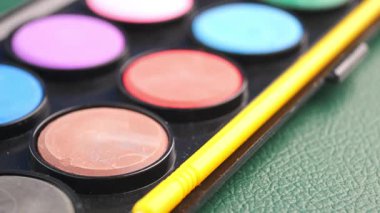 Sanat malzemeleri kapalı alanda eğlenceli bir resim seansı için düzenlenir..