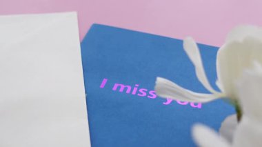 Kayıp birini ifade eden bir kart narin çiçeklerin yanında duruyor..